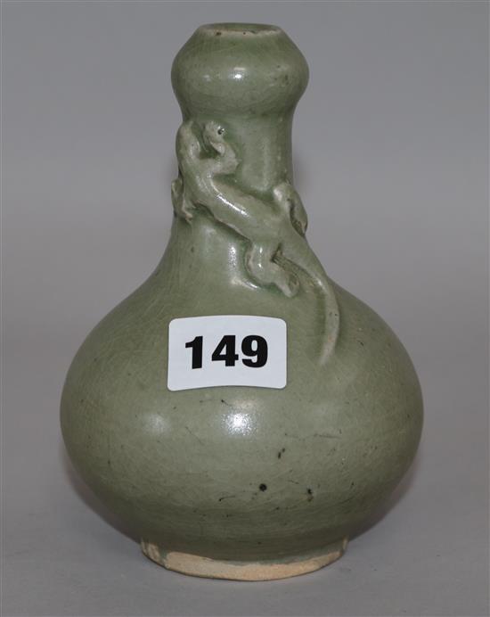 A Chinese celadon vase H.15cm